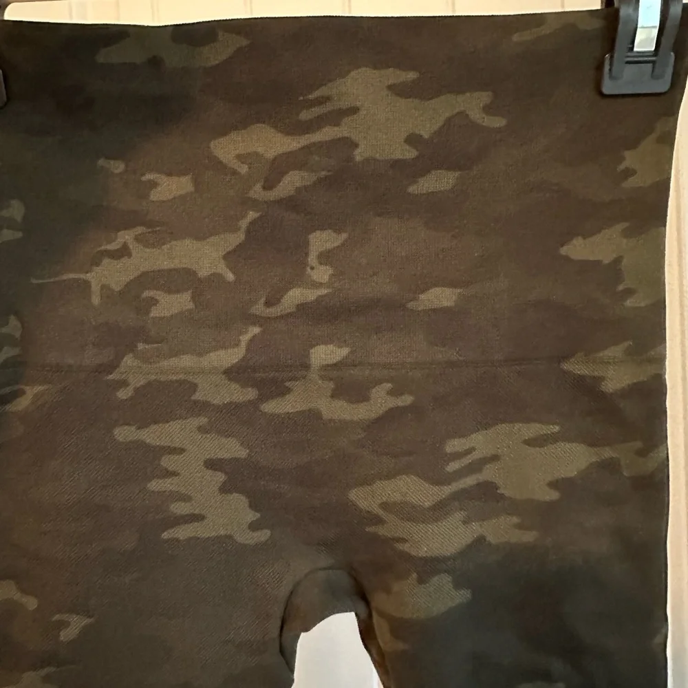 Women’s M Spanx Look At Me Now Green Camo Seamless‎ Leggings - Picture 7 of 11